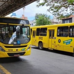&Ocirc;nibus municipal em terminal de Jundia&iacute;