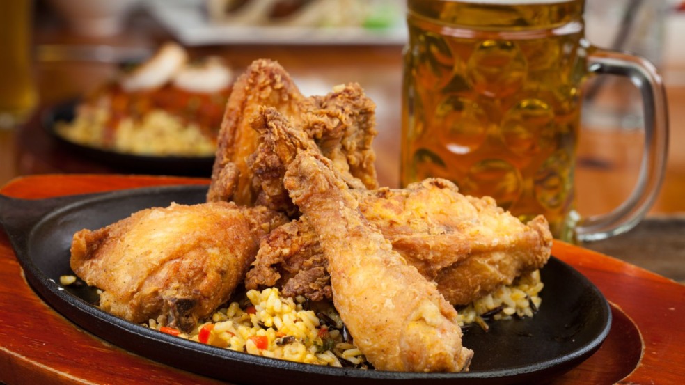 Frango frito e chop Frango frito e chop