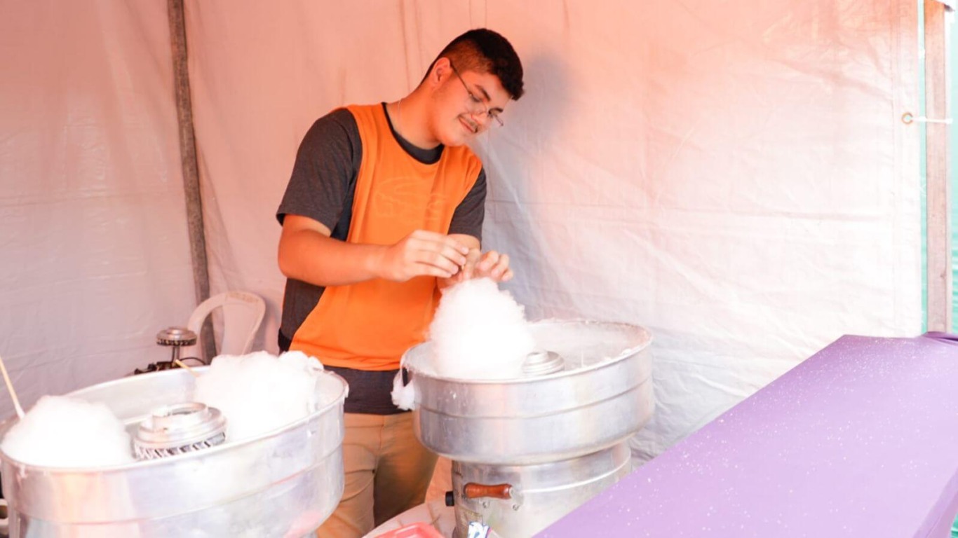 Homem fazendo algodão doce