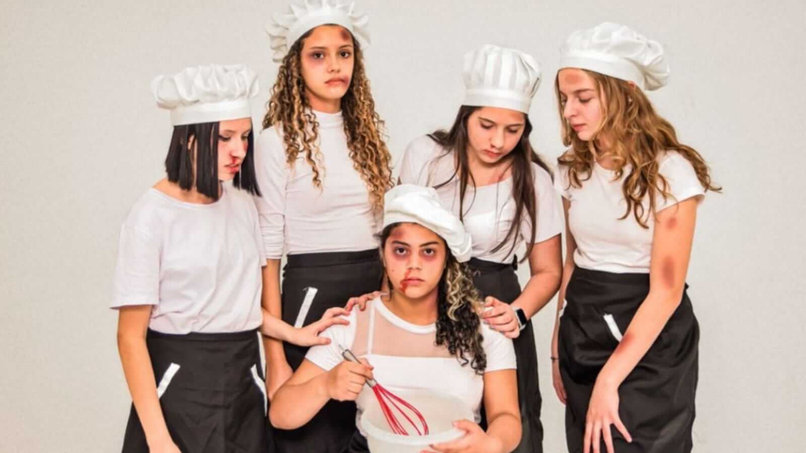 Cinco meninas com roupas de confeiteiras