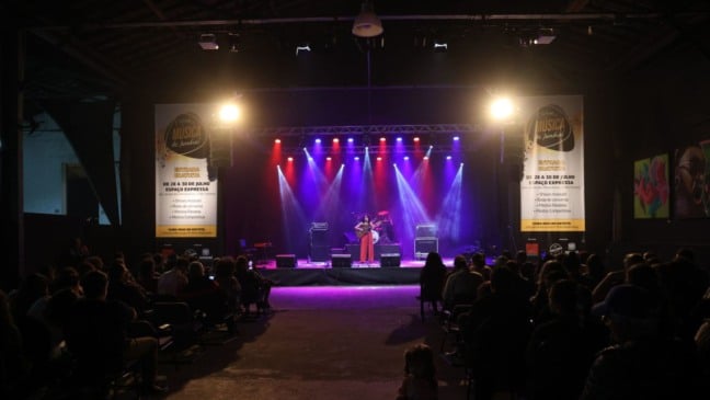 Cantor no palco de Jundiaí