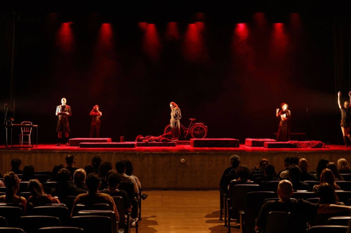 Atores no palco do Teatro Polytheama, em apresentação do Festeju