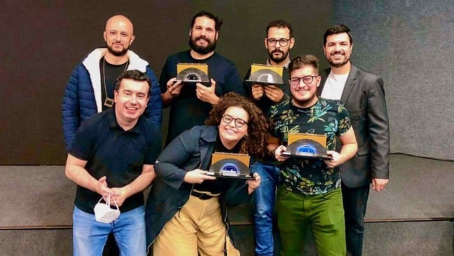 Da esquerda para a direita, na fileira de trás: Wellington Pinson, Guilherme Sai, Marco Antonio Freitas e João Carlos De Luca. Na frente, Alexandre Ingrevallo, Camila Brandão e Lucas Moreira da Silva (que projetou o modelo dos troféus) (Foto: Prefeitura de Jundiaí)