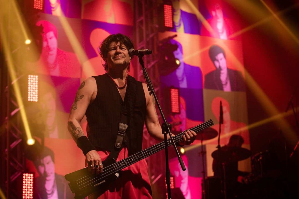 Paulo Ricardo se apresentando no Festival de Inverno de Cabreúva 2024, com iluminação de palco colorida e imagens do cantor ao fundo.