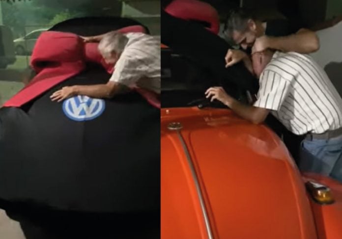 Homem ganhando Fusca do filho