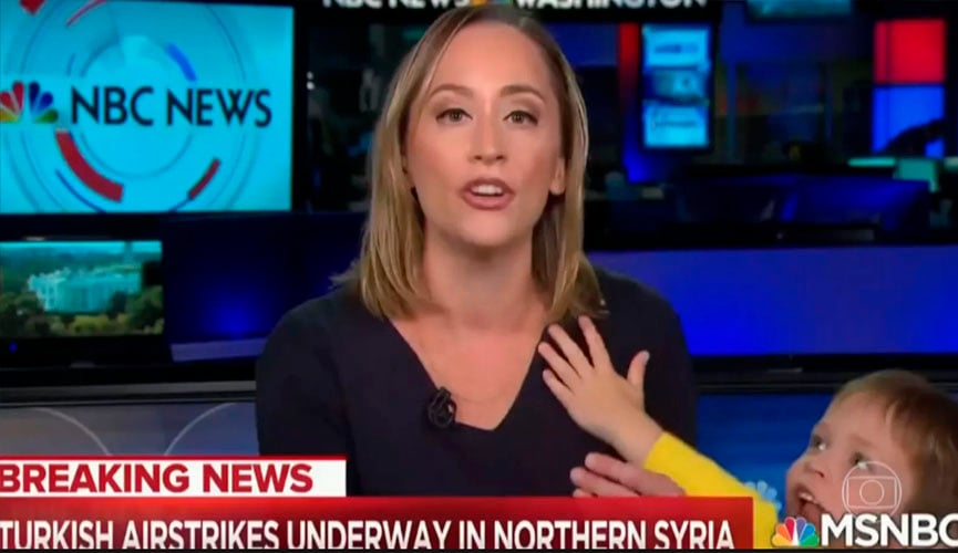 Filho de apresentadora de TV invade o estúdio enquanto a mãe entrava ao vivo