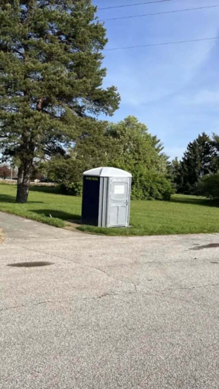 Filhote de cachorro foi abandonado em banheiro portátil