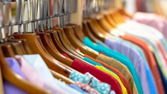 Arara com roupas em cabide