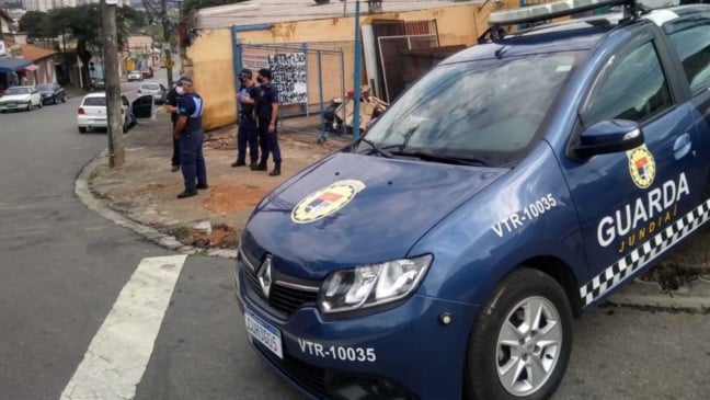 Viatura e Guardas Municipais em calçada