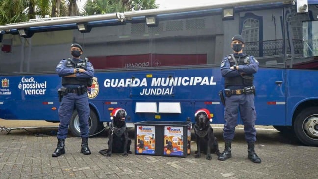 Cães e policiais em frente de base móvel da GM de Jundiaí