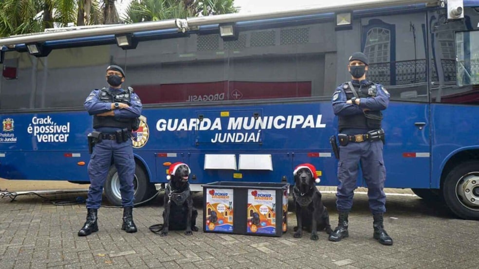 Cães e policiais em frente de base móvel da GM de Jundiaí