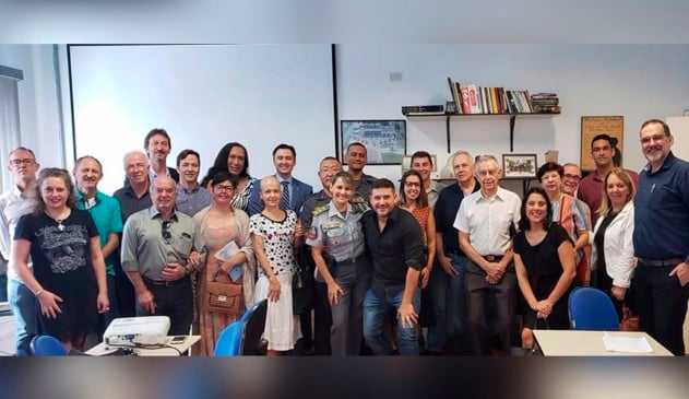 Mais de 20 pessoas pertencentes ao Forcis reunidas para foto