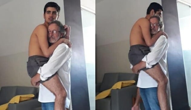 Foto de avô segurando neto autista de 17 anos no colo viraliza na internet
