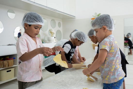 Alunos preparando a massa do macarrão artesanal