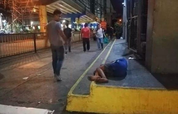 Foto de menino dormindo na rua abraçado com seu cachorrinho