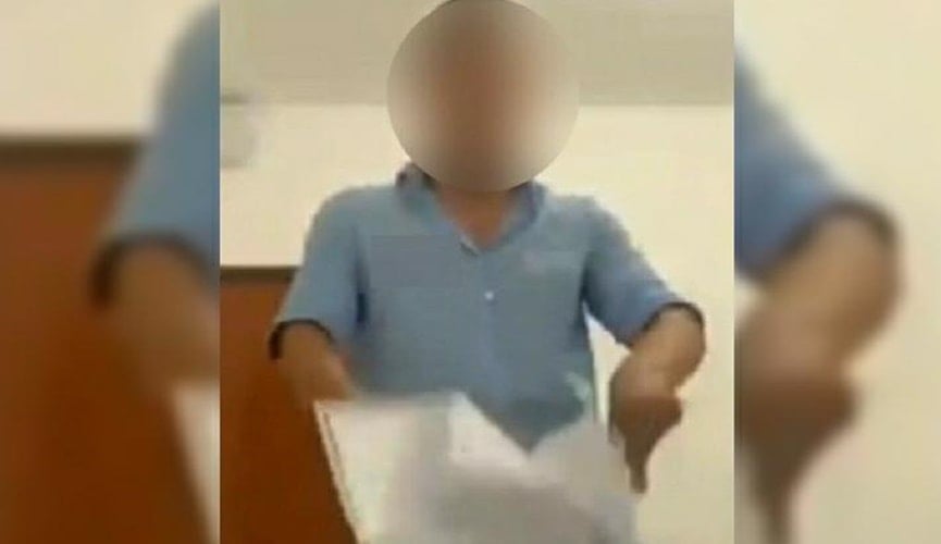 Funcionário debocha de currículos de candidatos em vídeo e é demitido no mesmo dia