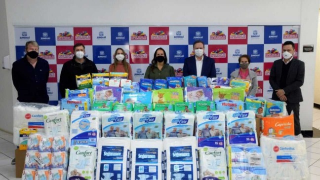 Funcionários da Prefeitura de Jundiaí com doação de pacotes de fraudas descartáveis para o Fundo Social