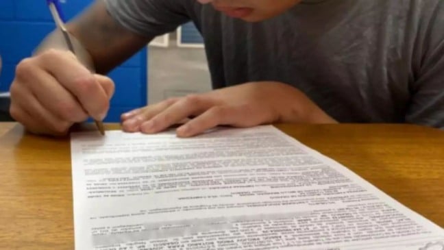 Jovem da Fundação CASA assinando contrato para ingressar no mercado de trabalho