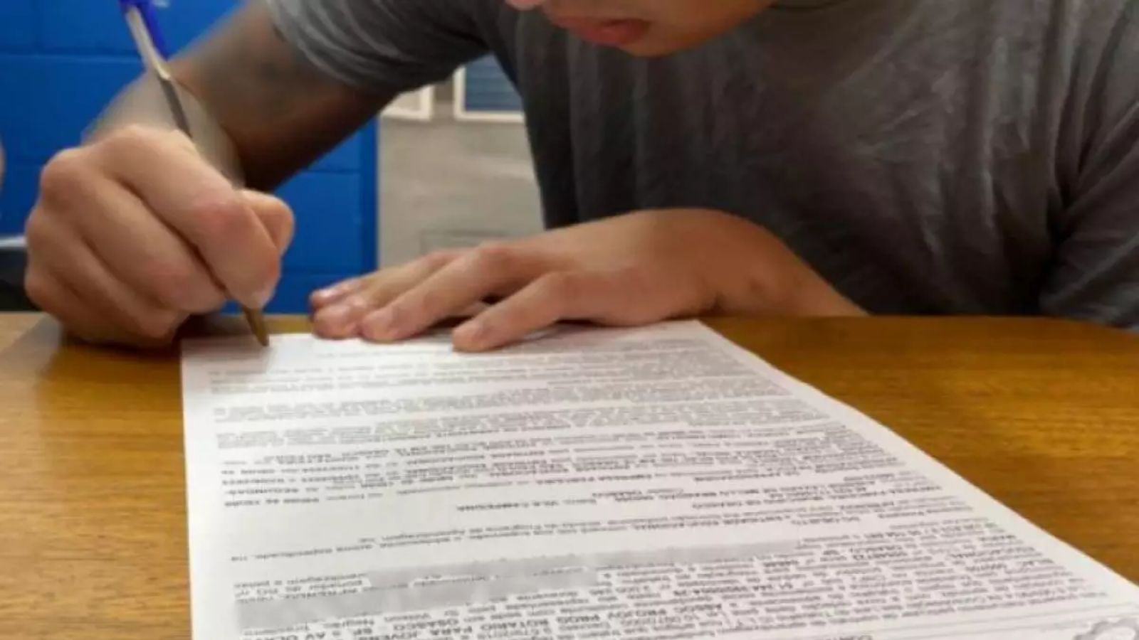 Jovem da Fundação CASA assinando contrato para ingressar no mercado de trabalho