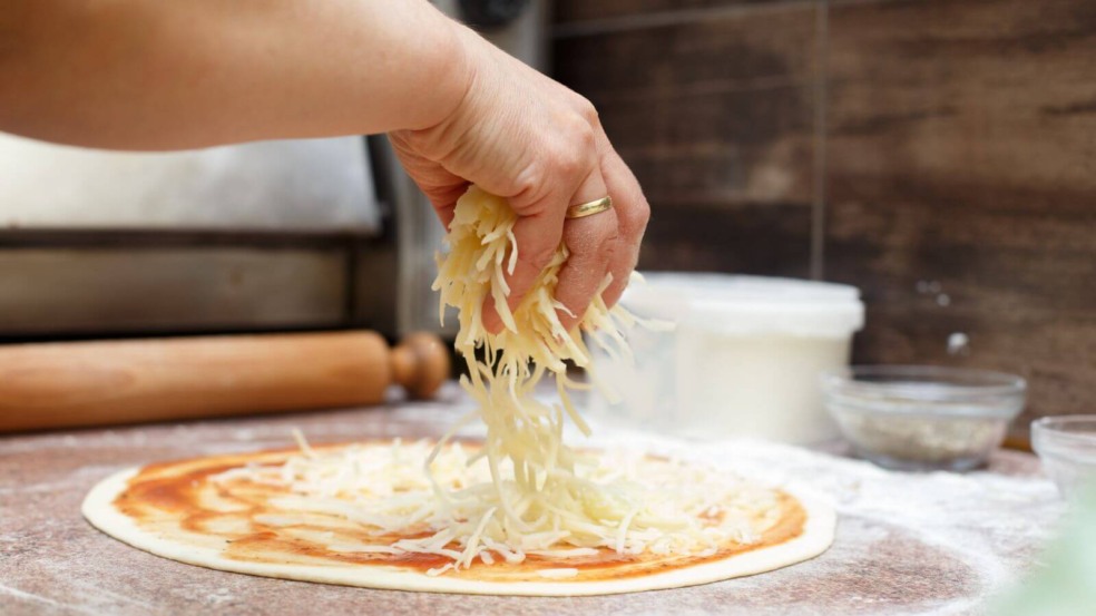 Pessoa fazendo pizza