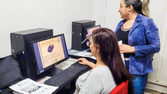 Mulher em curso de informática