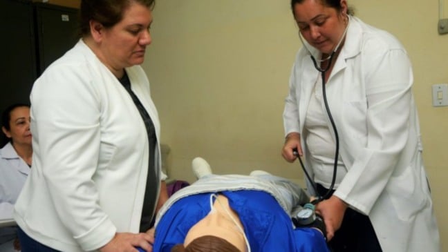 Duas mulheres treinando técnicas