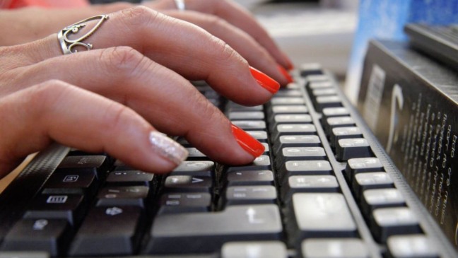 Mulher digitando no computador