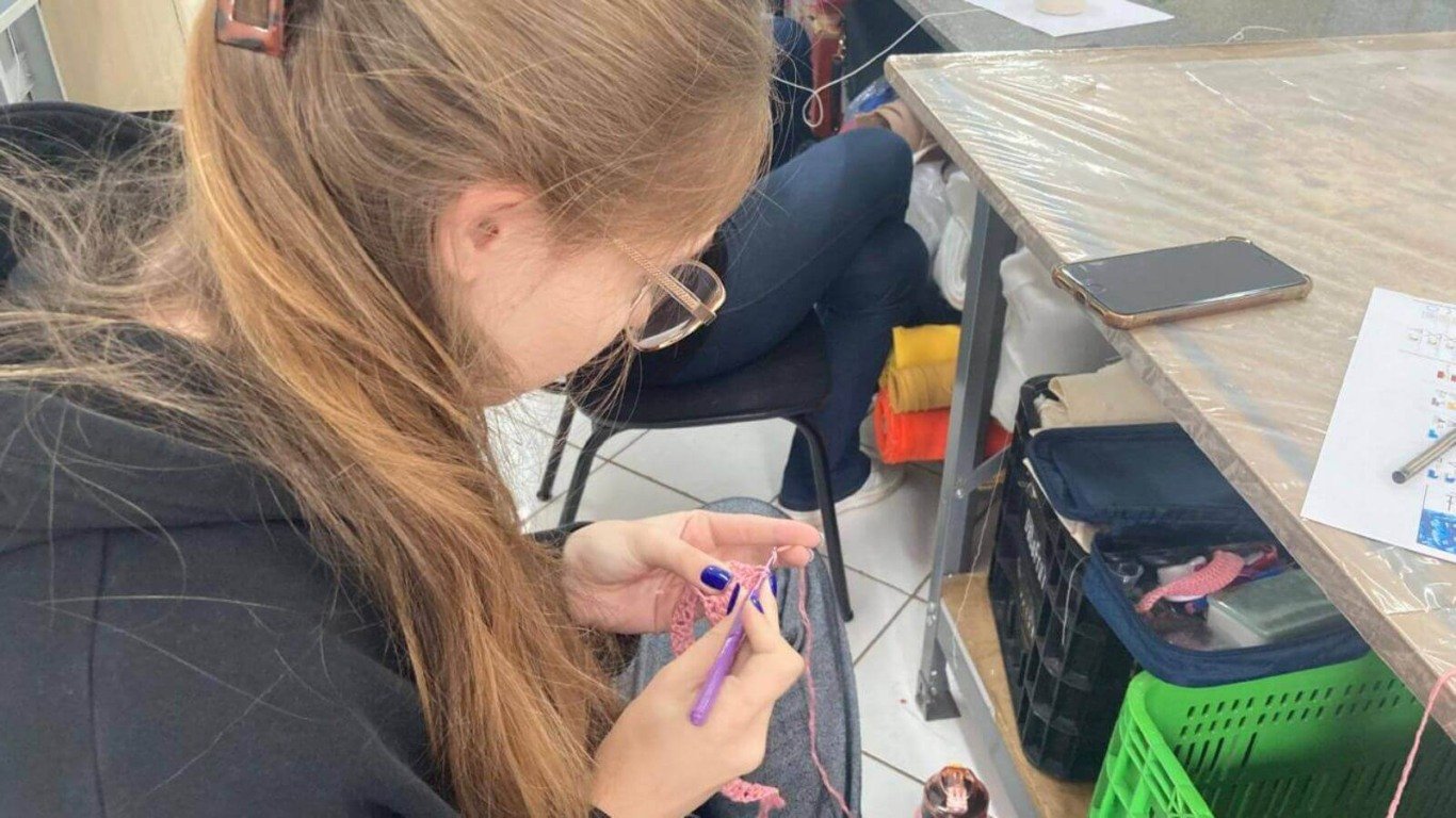 Oficina de artesanato no Fundo Social de Jundiaí