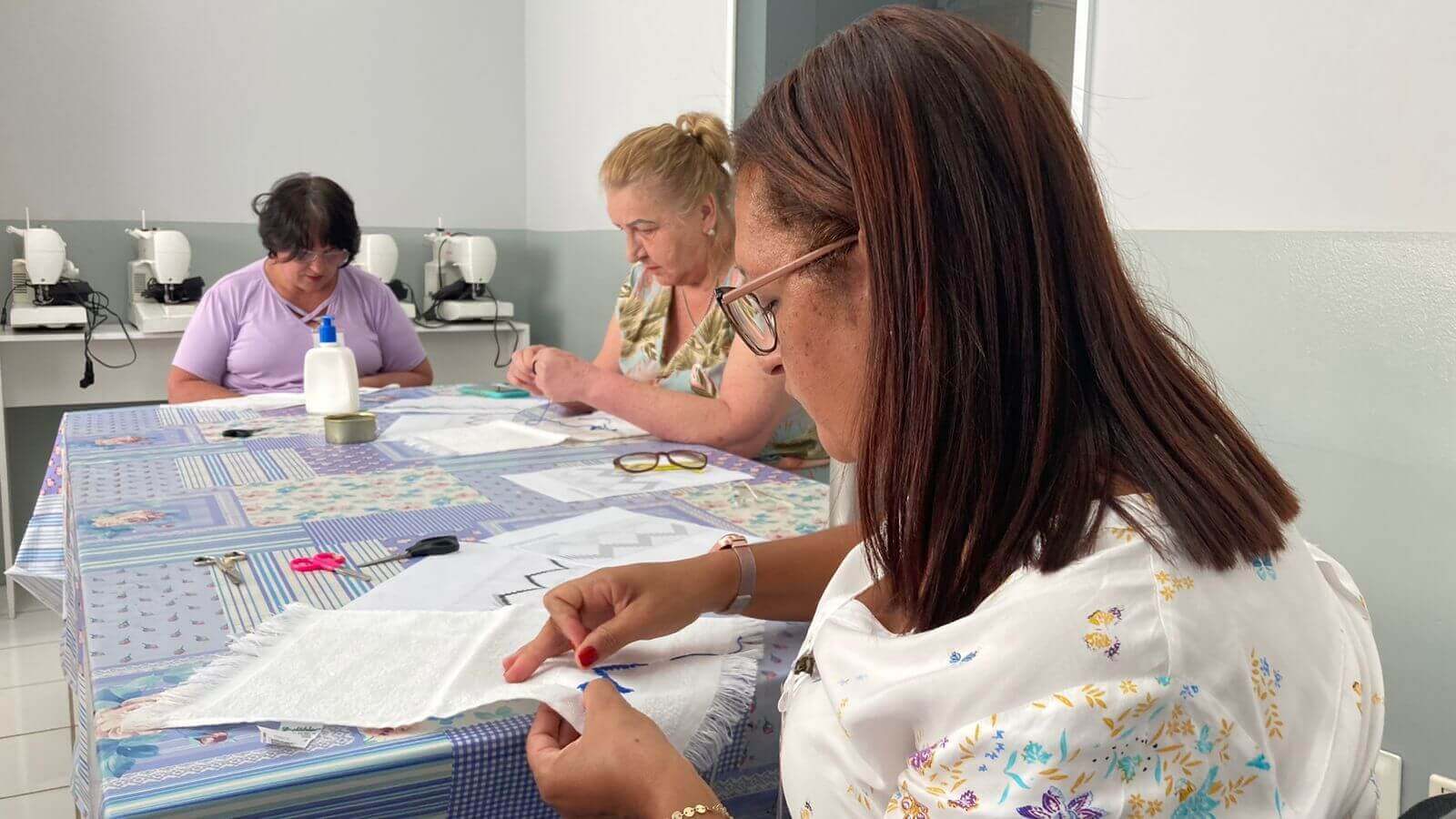 Oficina de artesanato no Fundo Social de Jundiaí