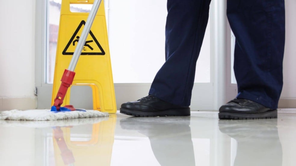 Pessoa limpando o chão