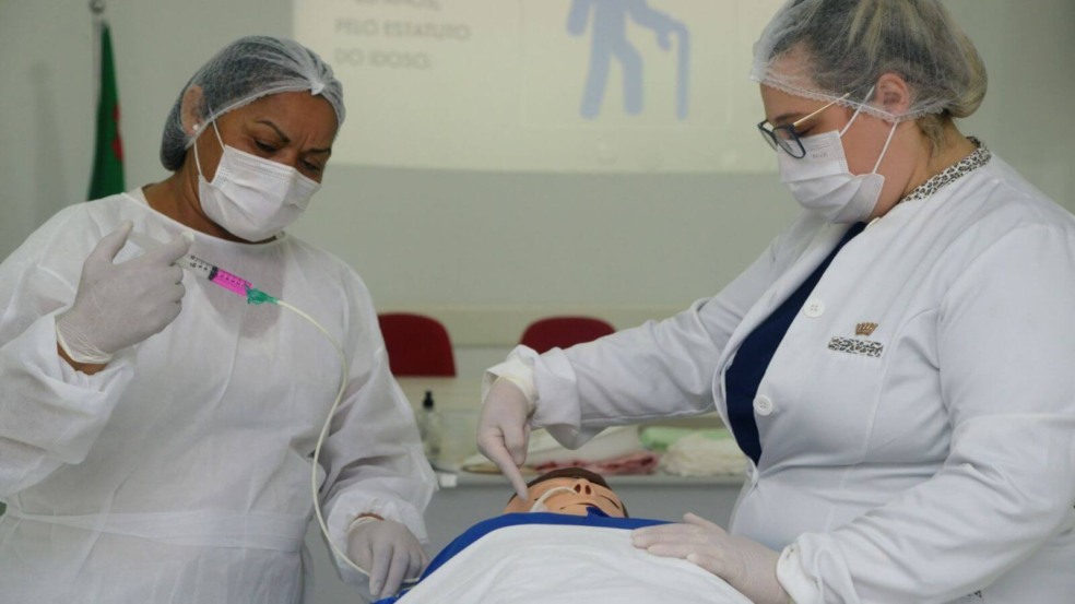 Mulheres em curso de cuidador de idosos