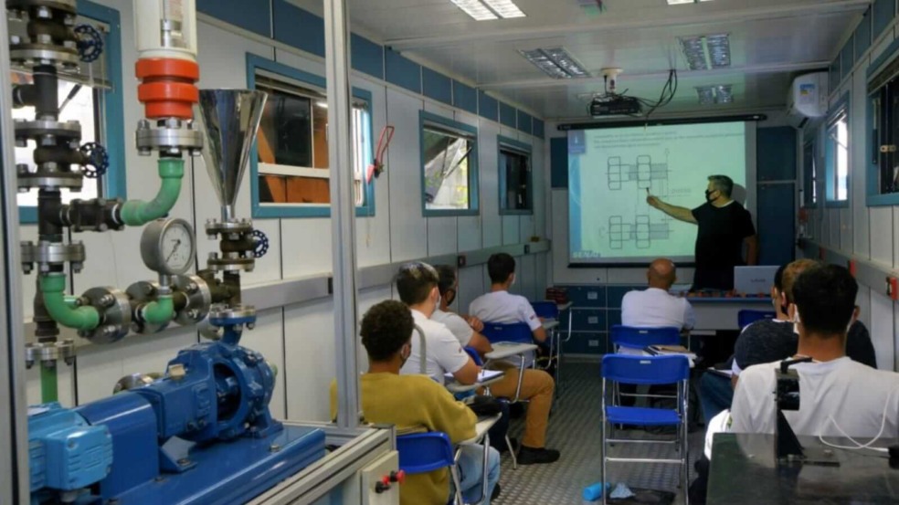 Alunos em Unidade Móvel do SENAI