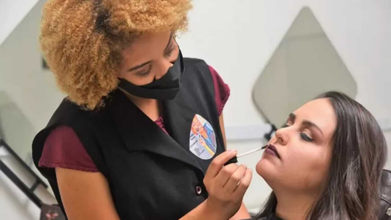 Mulher maquiando jovem