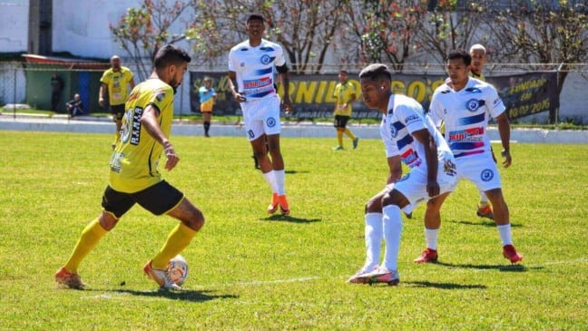 Jogo de futebol em Campo Limpo Paulista