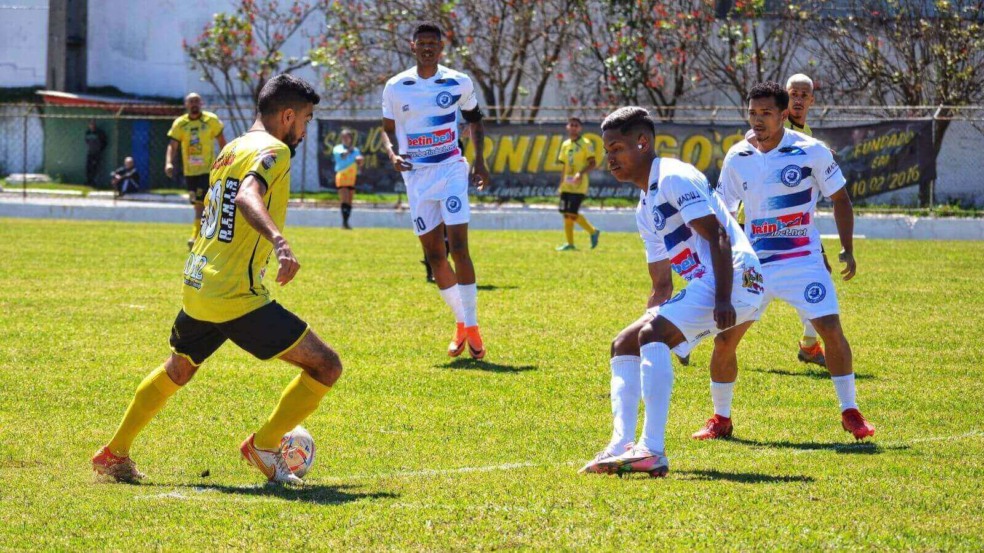 Jogo de futebol em Campo Limpo Paulista