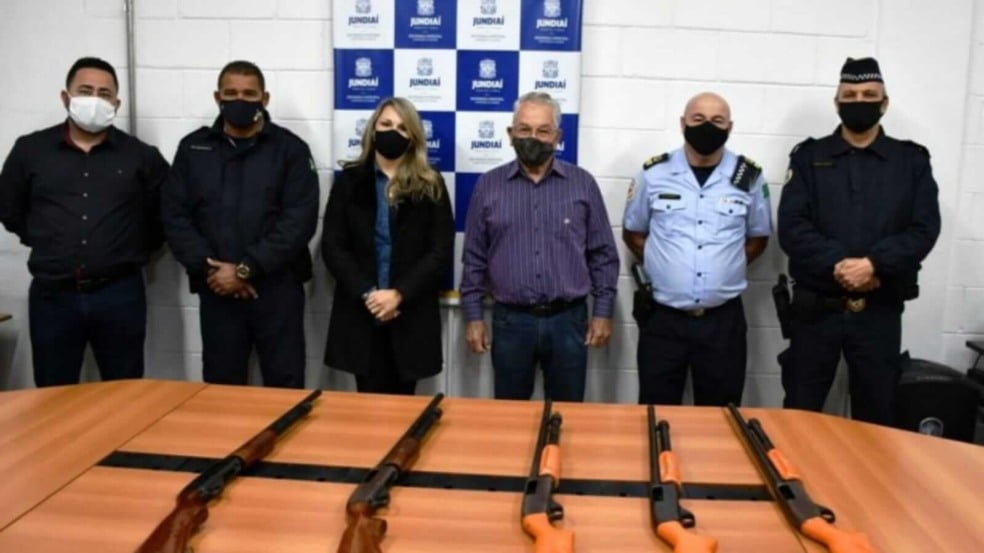 Entrega de doação de espingardas