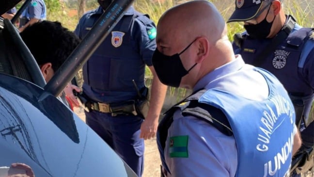 Guarda Municipal de Jundiaí abordando adolescente
