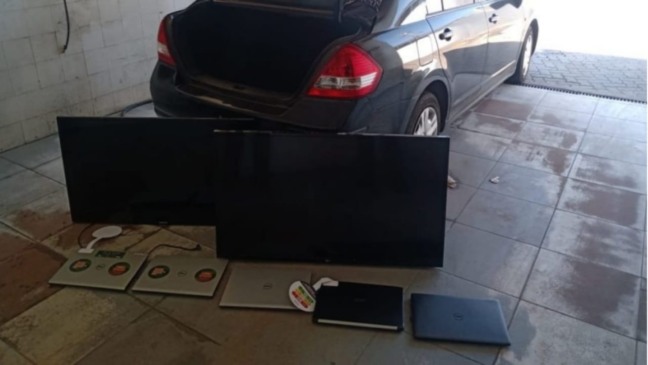 Carro aberto e aparelhos eletrônicos