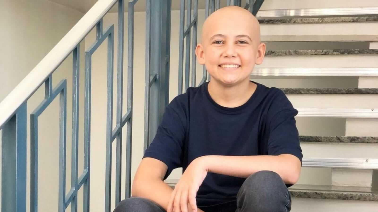 Jovem sentado em escada