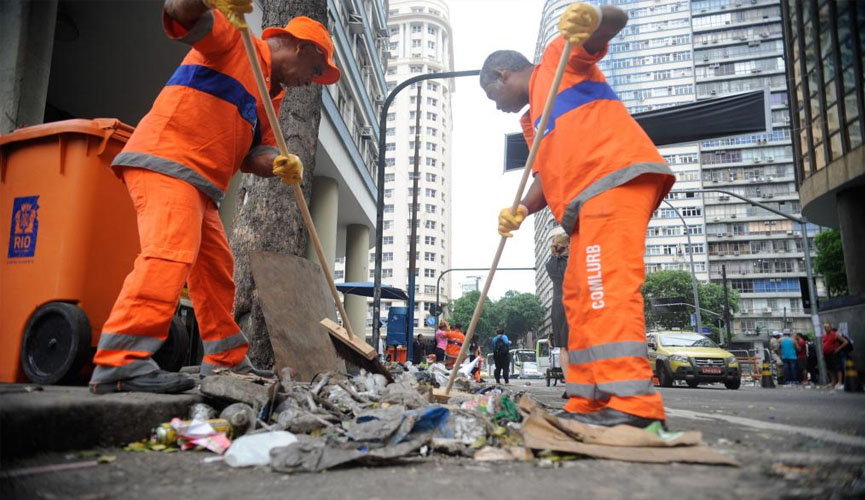 Dois garis limpam sujeira no Rio de Janeiro
