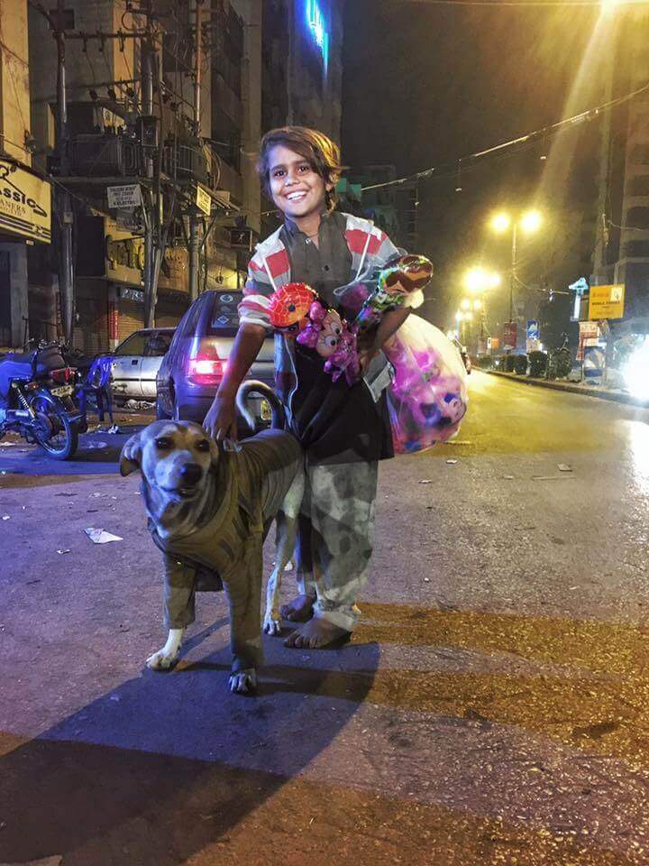 Menino de rua com cachorro