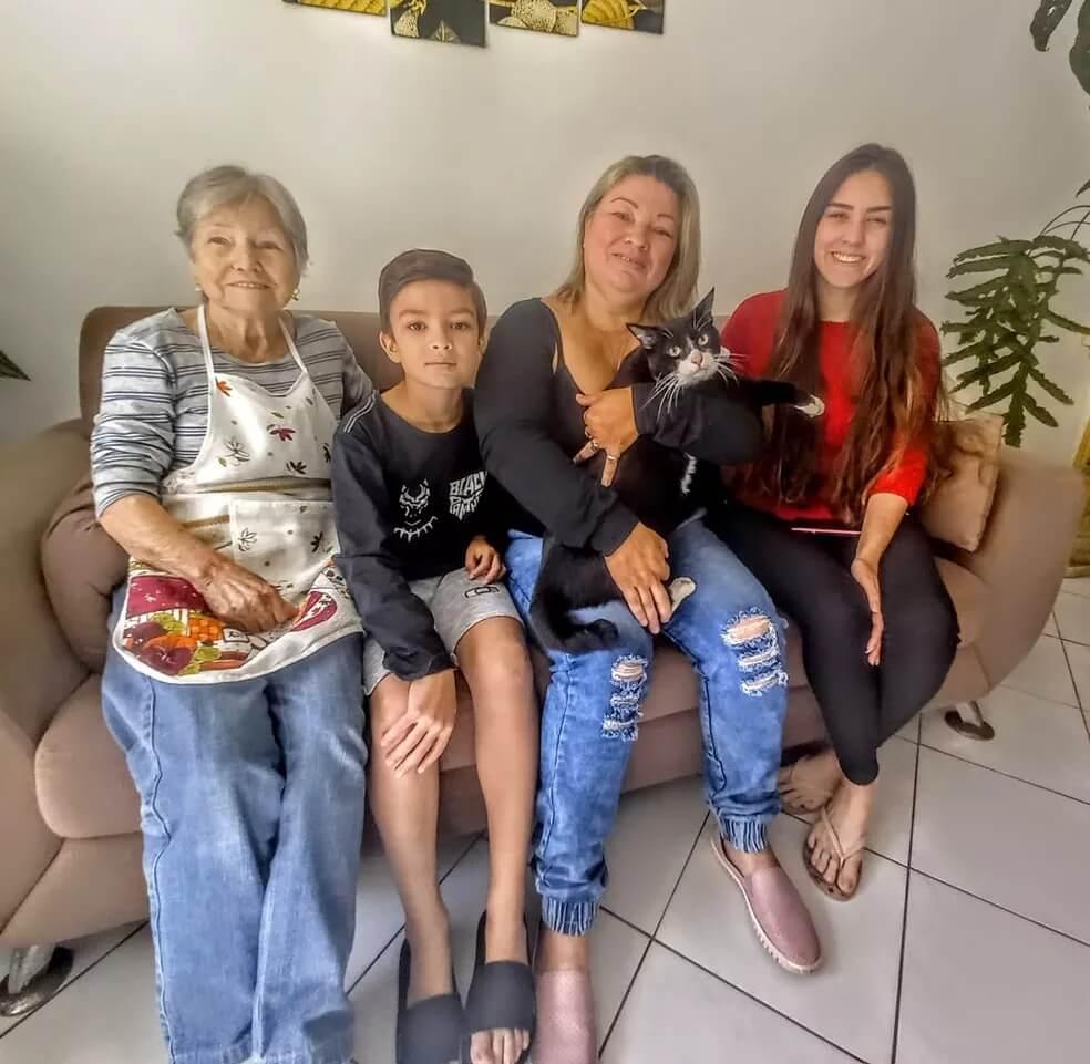Família com gatinho
