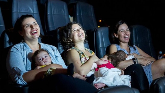 Mães com bebês no cinema