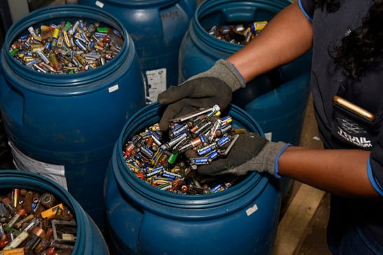 Postos de coleta de pilhas e baterias usadas. (Foto: Divulgação/PMJ)