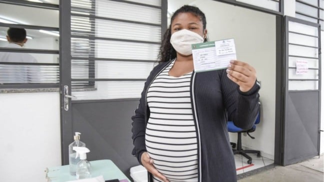 Gestante com cartão de vacinação da Covid19 em Jundiaí