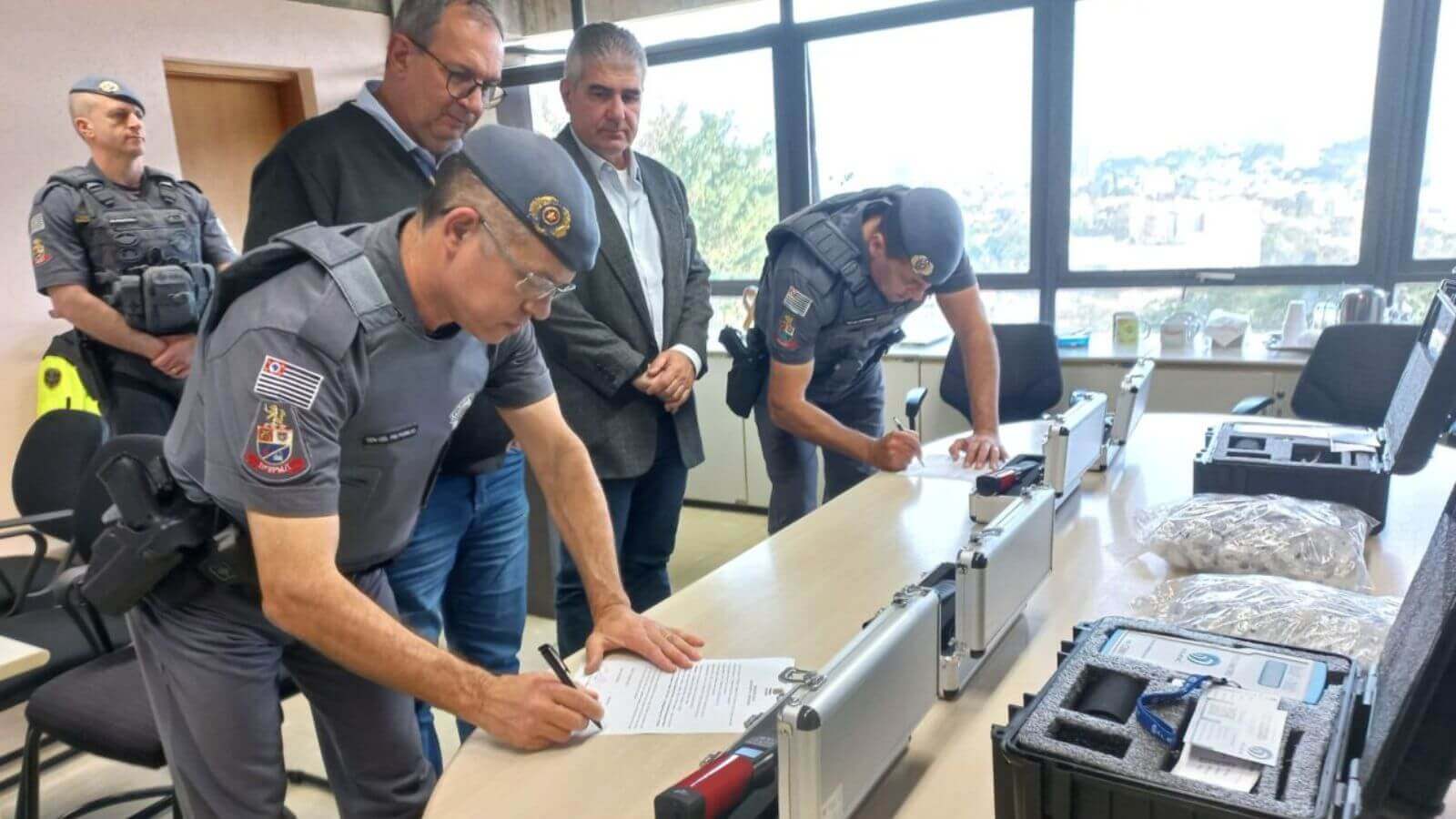 Gestão de Trânsito de Jundiaí entrega 'bafômetros' para a Polícia Militar