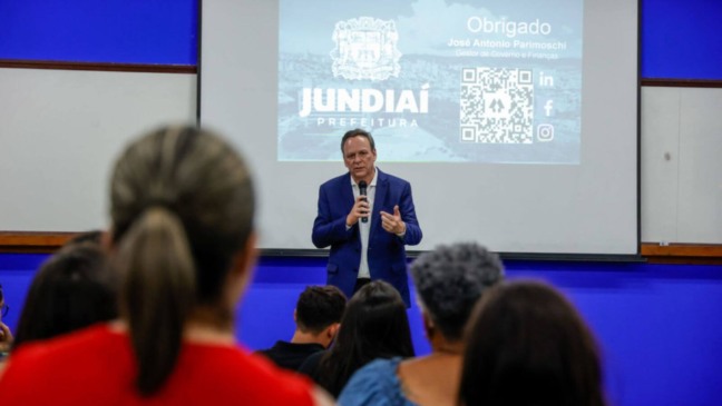 Gestor de Finanças de Jundiaí conversa sobre Reforma Tributária com estudantes