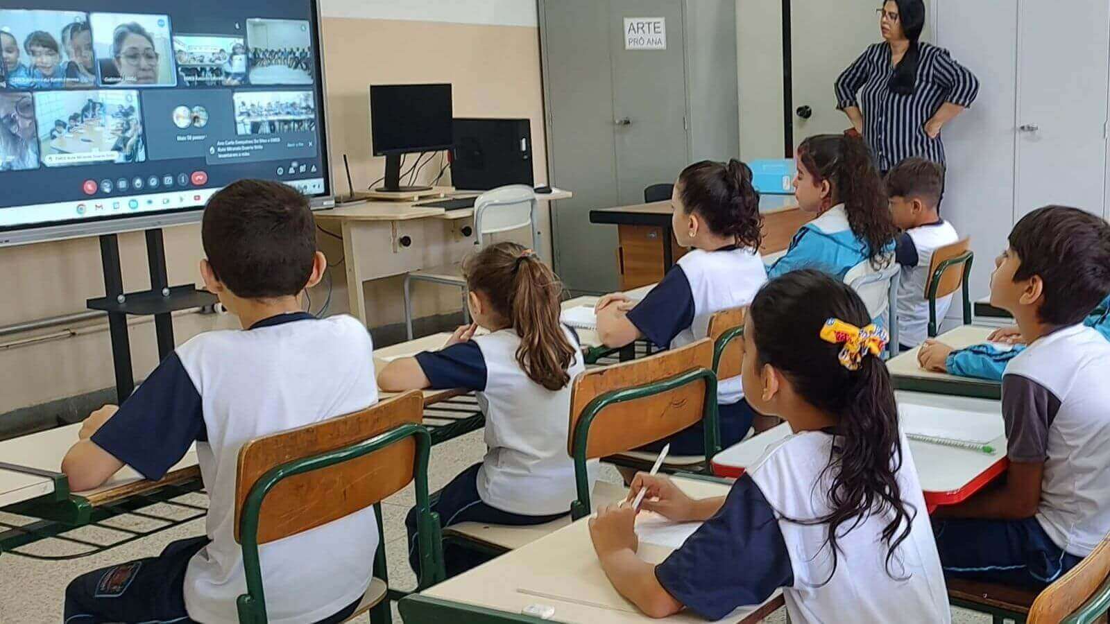 Alunos de Jundiaí em escola fundamental