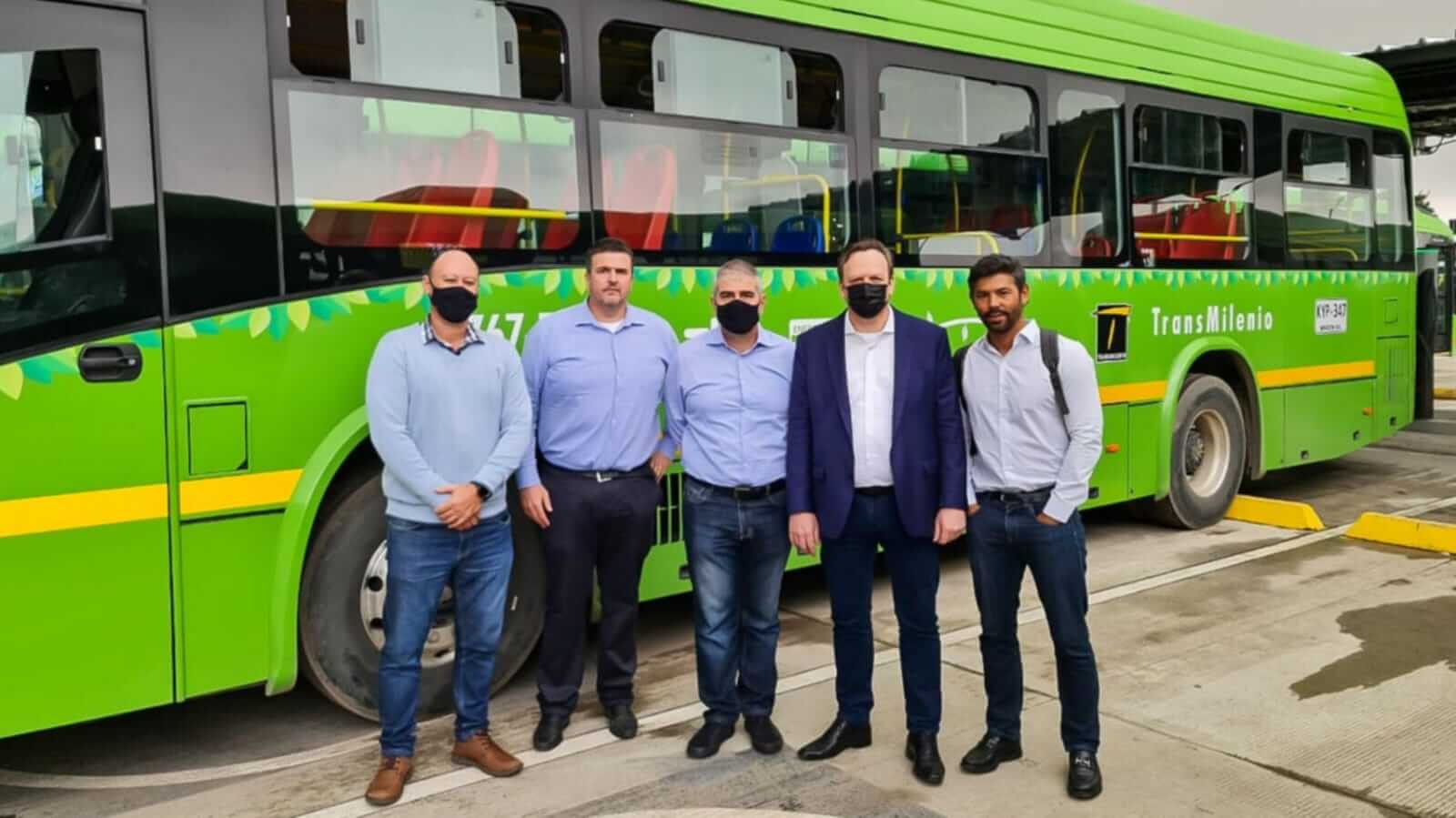 Gestores de Jundiaí em frente à ônibus na Colômbia