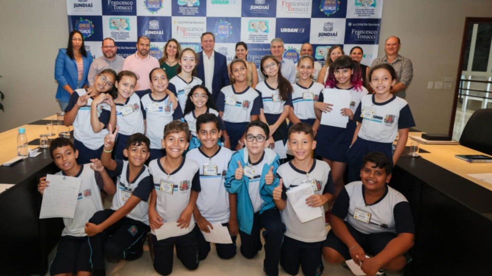 Gestores e alunos de EMEB de Jundiaí discutem melhorias no Jardim Tulipas Gestores e alunos de EMEB de Jundiaí discutem melhorias no Jardim Tulipas